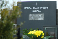 Nová náhrobní deska s reliéfem od MgA. Terezie Regnerové