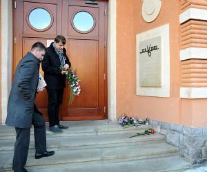 Plastika připomínající konec období vlády totalitního režimu 1